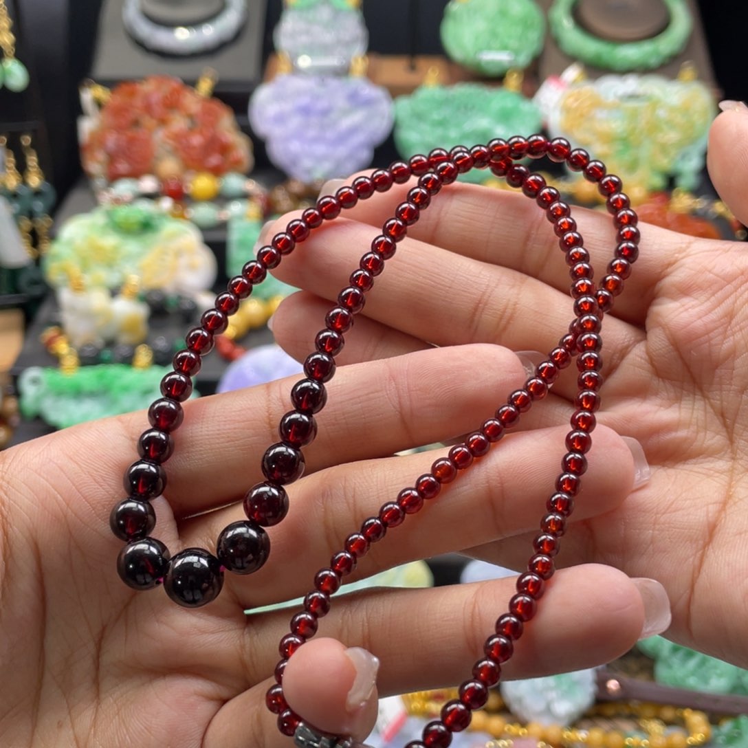 翡翠未镶嵌颈饰逆**女代编织