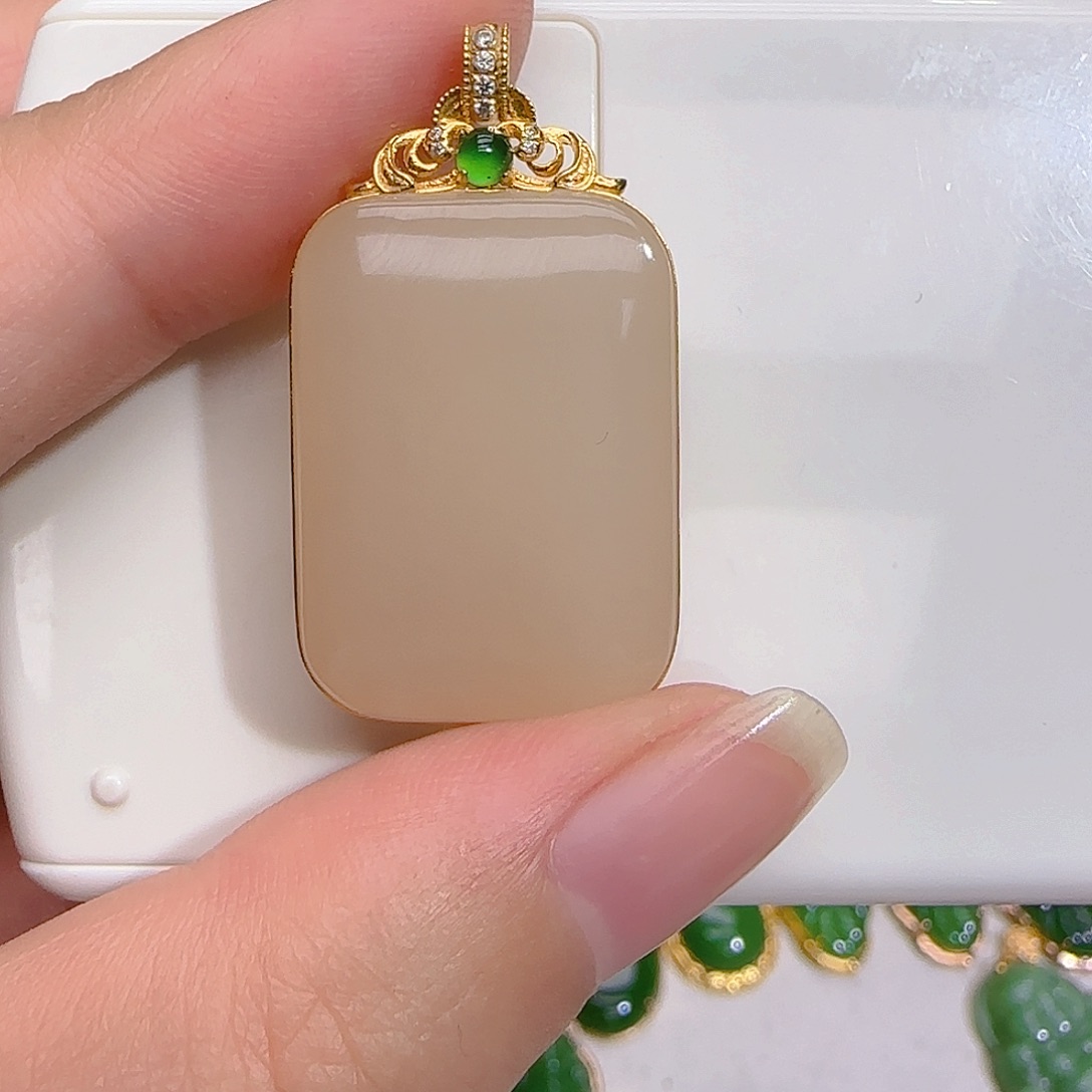 和田玉吊坠(不含链)18K金镶嵌