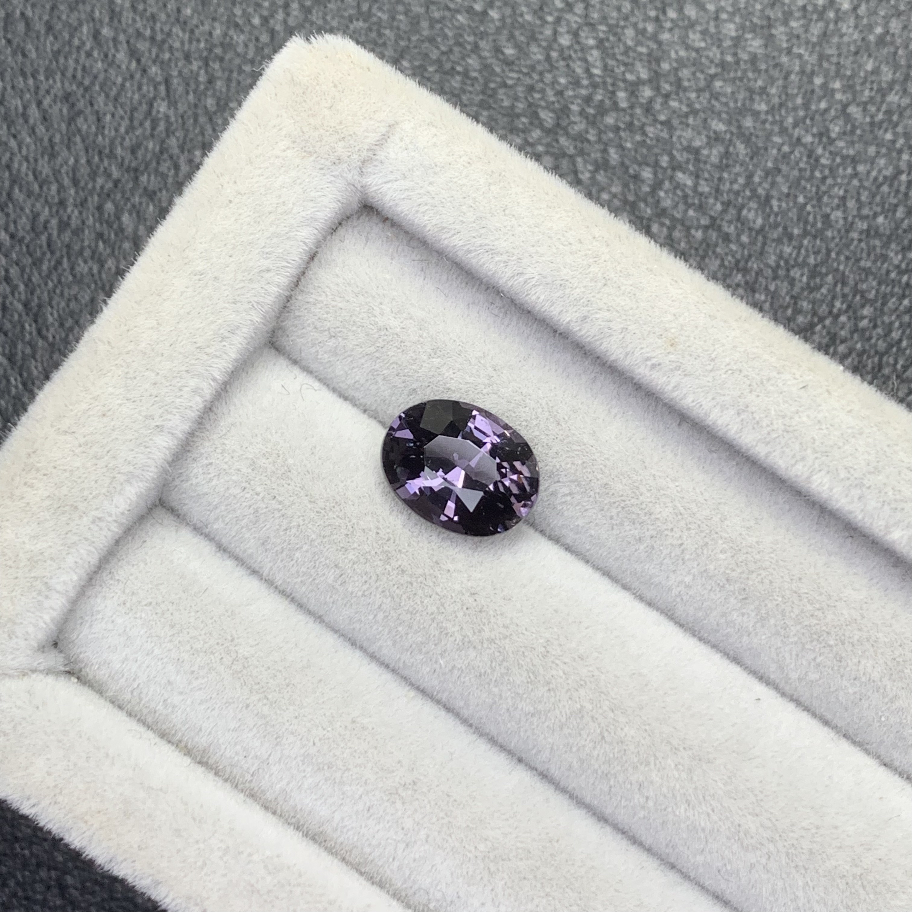 1.34ct 微瑕天然金属紫色尖晶石 晶体干净颜色浓郁 精切满火彩