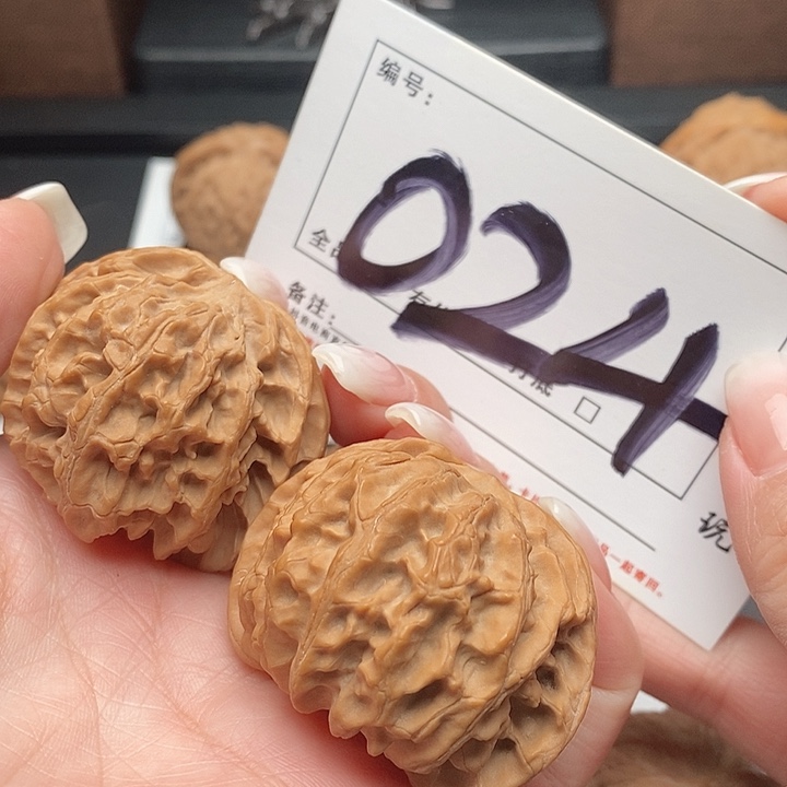 洛***，文玩核桃吊坠024号 44尺 苹果