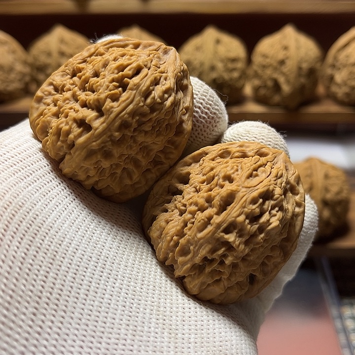 -***、文玩核桃把件南疆石