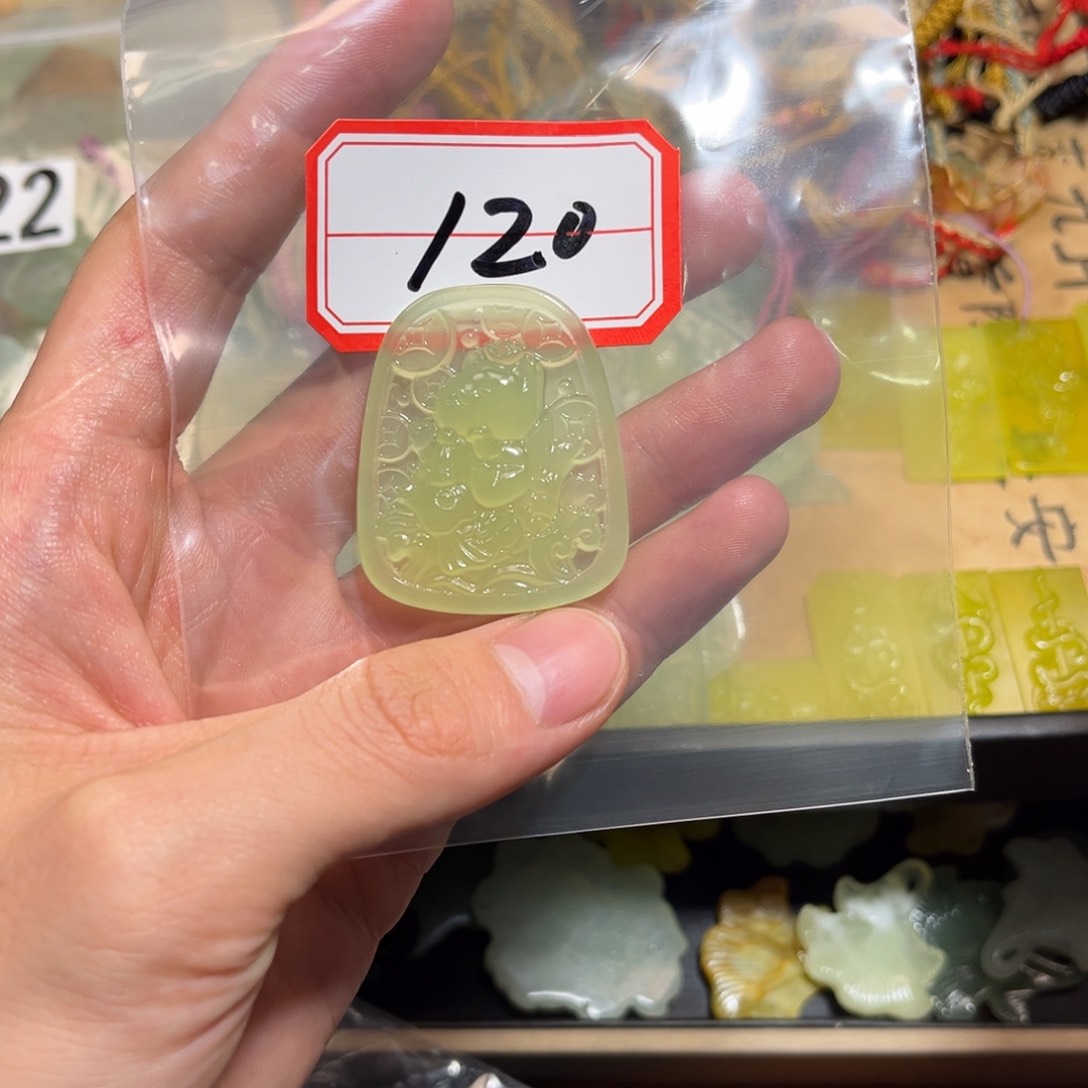 蛇纹石玉颈饰合金