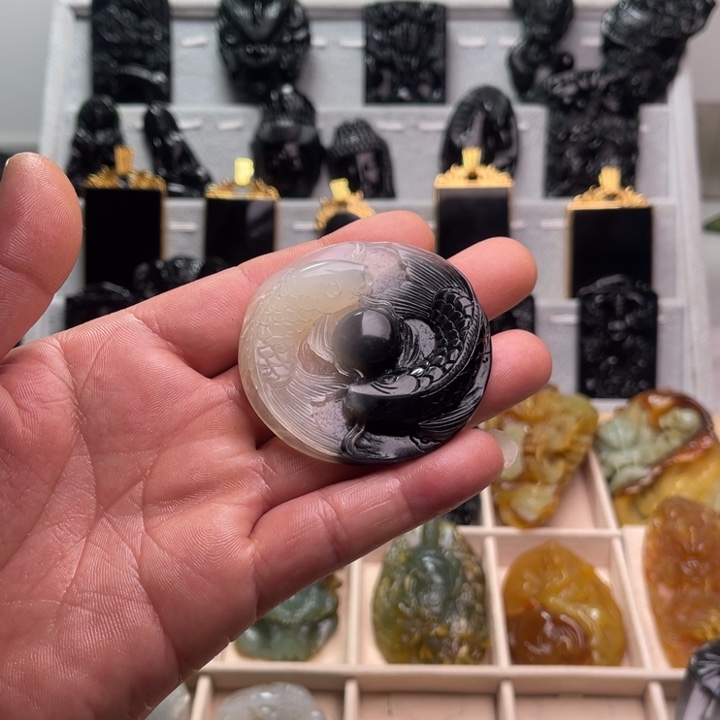 蛇纹石玉颈饰未镶嵌汉**?