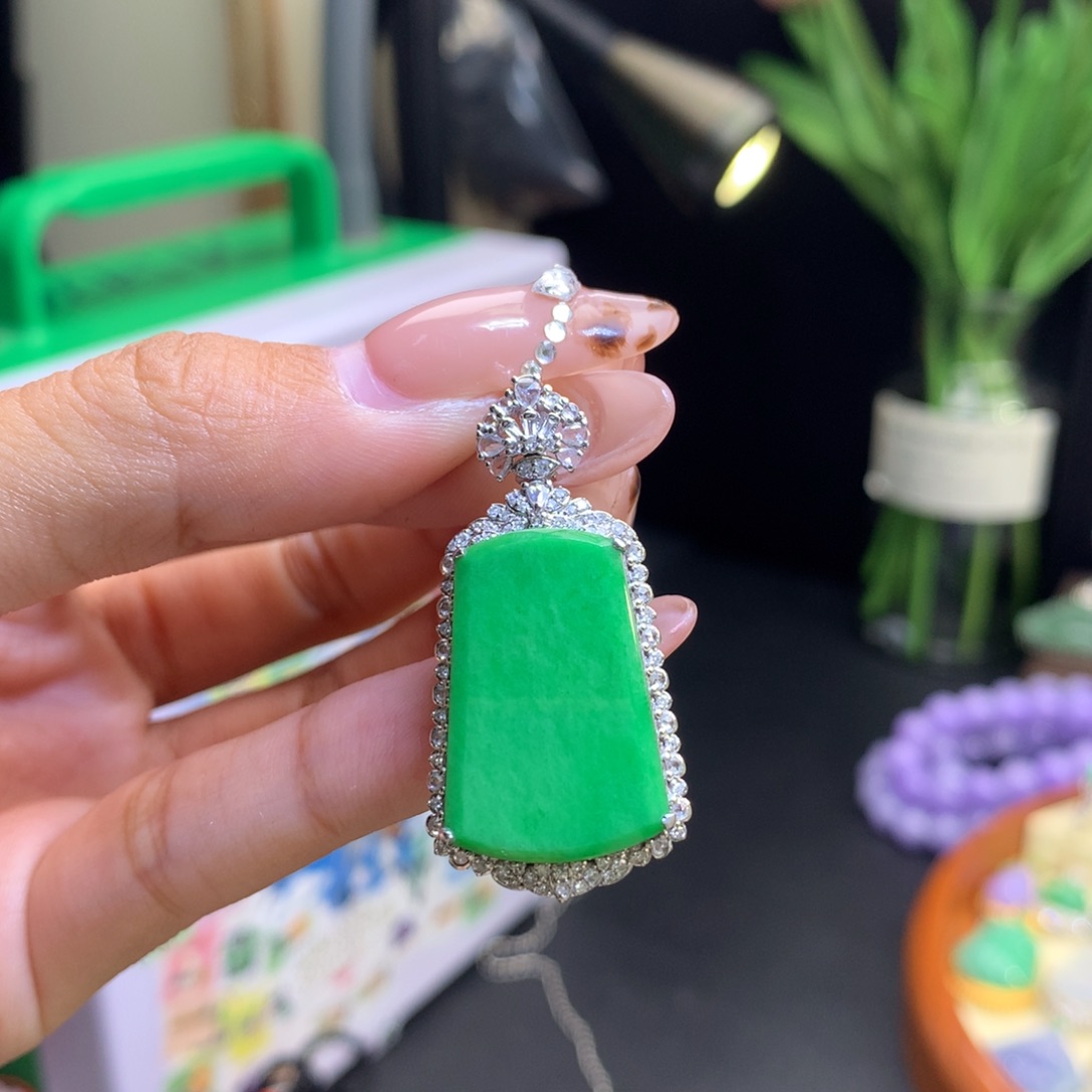 翡翠18K金镶嵌颈饰