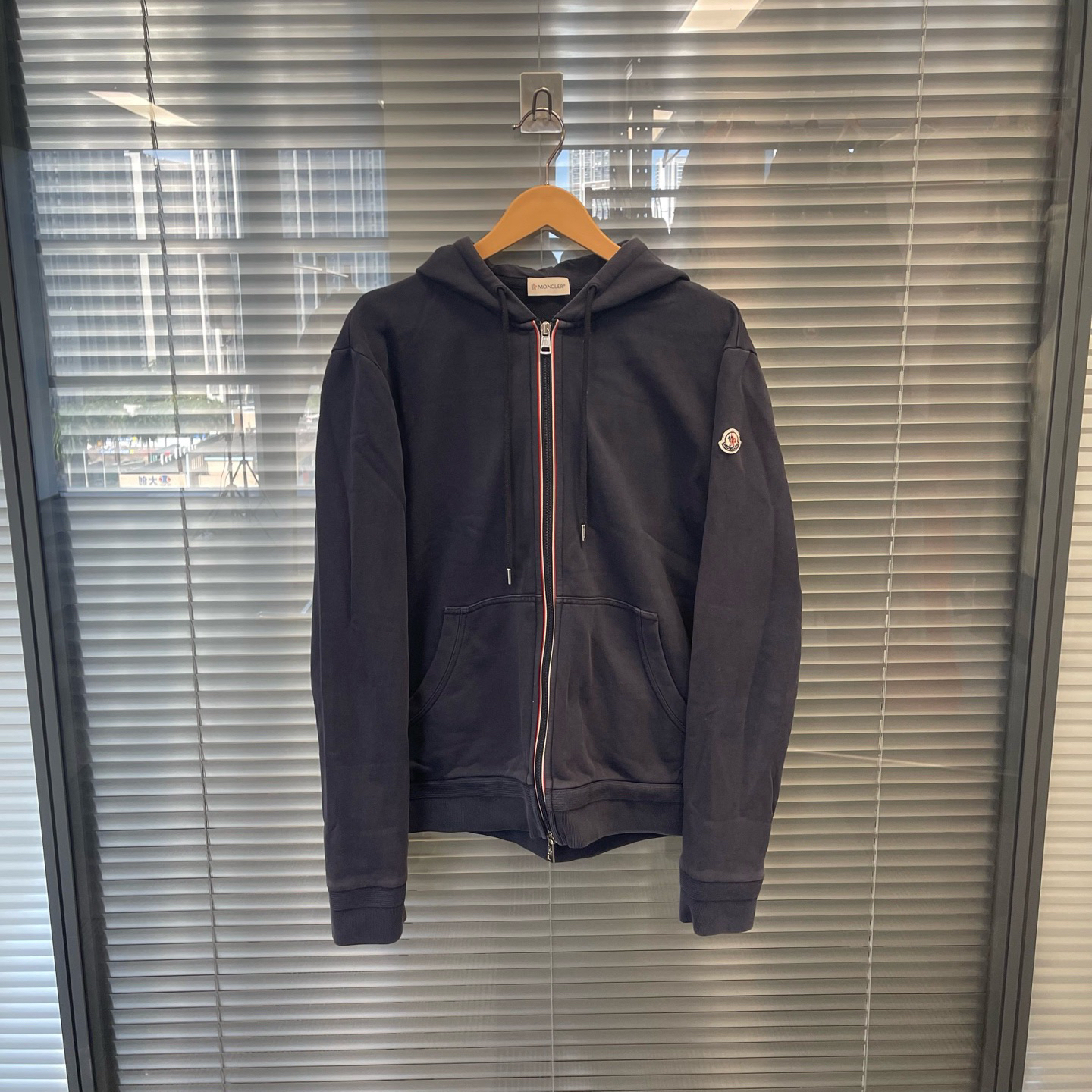 95新 MONCLER 袖标连帽拉链外套 xl码褪色 #9710