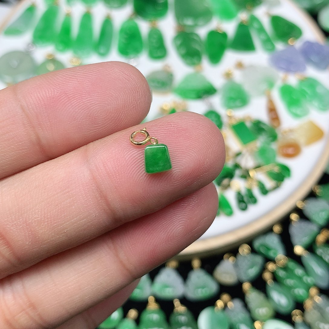 翡翠配石18K金扣头 精美缅料飘阳绿小素面