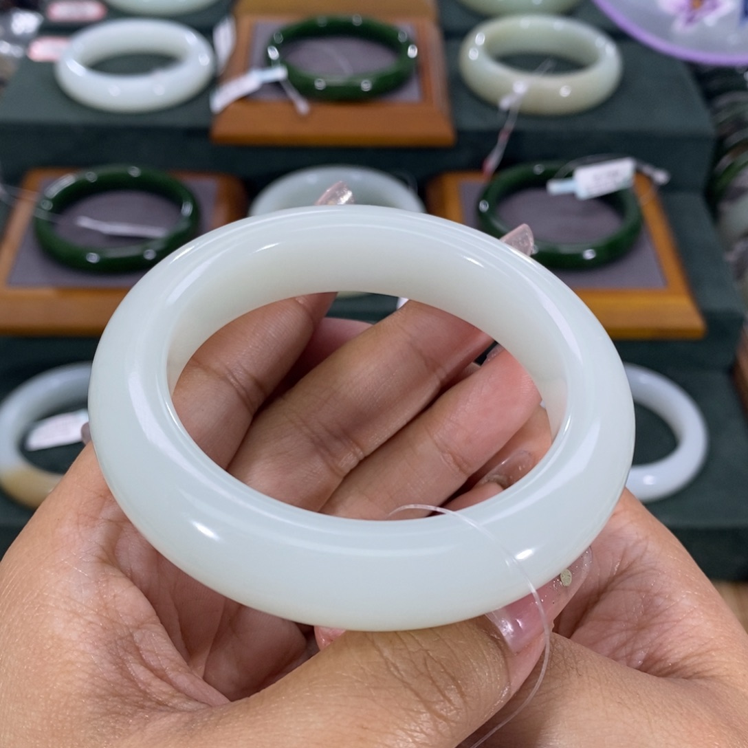 和田玉手镯未镶嵌