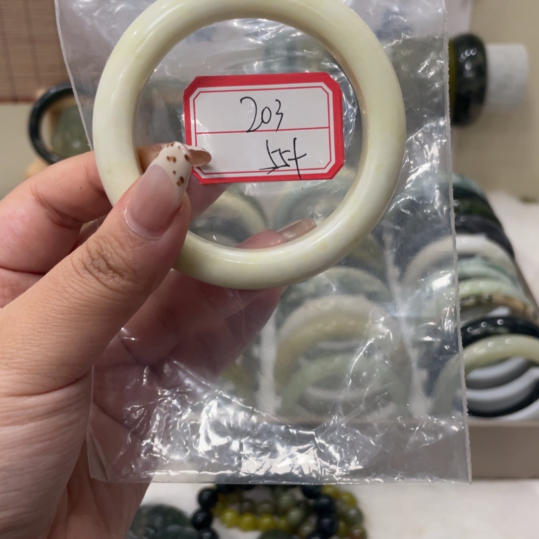 蛇纹石玉手镯未镶嵌