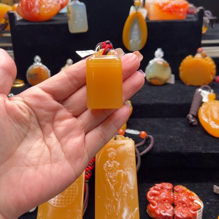 未镶嵌石英质玉（黄龙玉）颈饰亦*