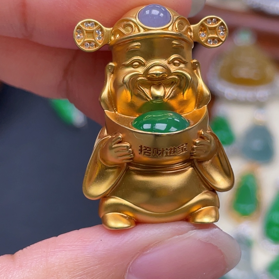 翡翠18K金镶嵌颈饰绿蛋面财神爷