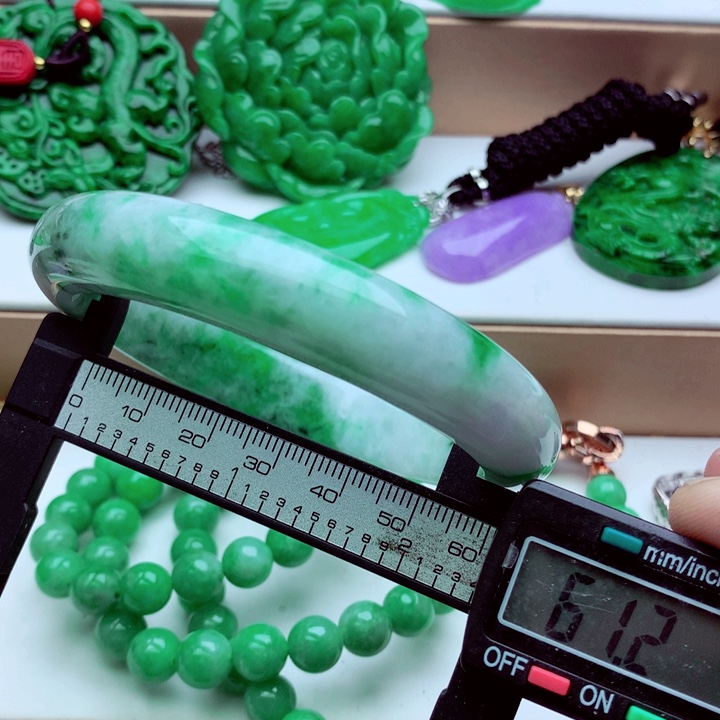 翡翠未镶嵌手镯…．．