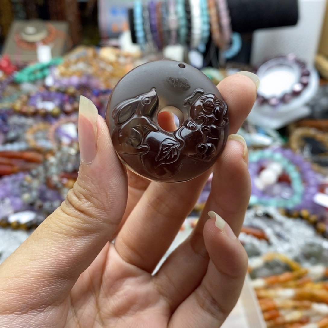 玛瑙/玉髓未镶嵌珠宝半成品一个冰透彩耀兔子猪