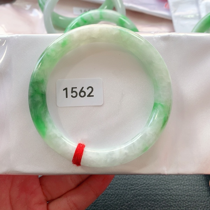 翡翠手镯未镶嵌天然翡翠手镯