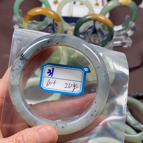 蛇纹石玉手镯未镶嵌好**连