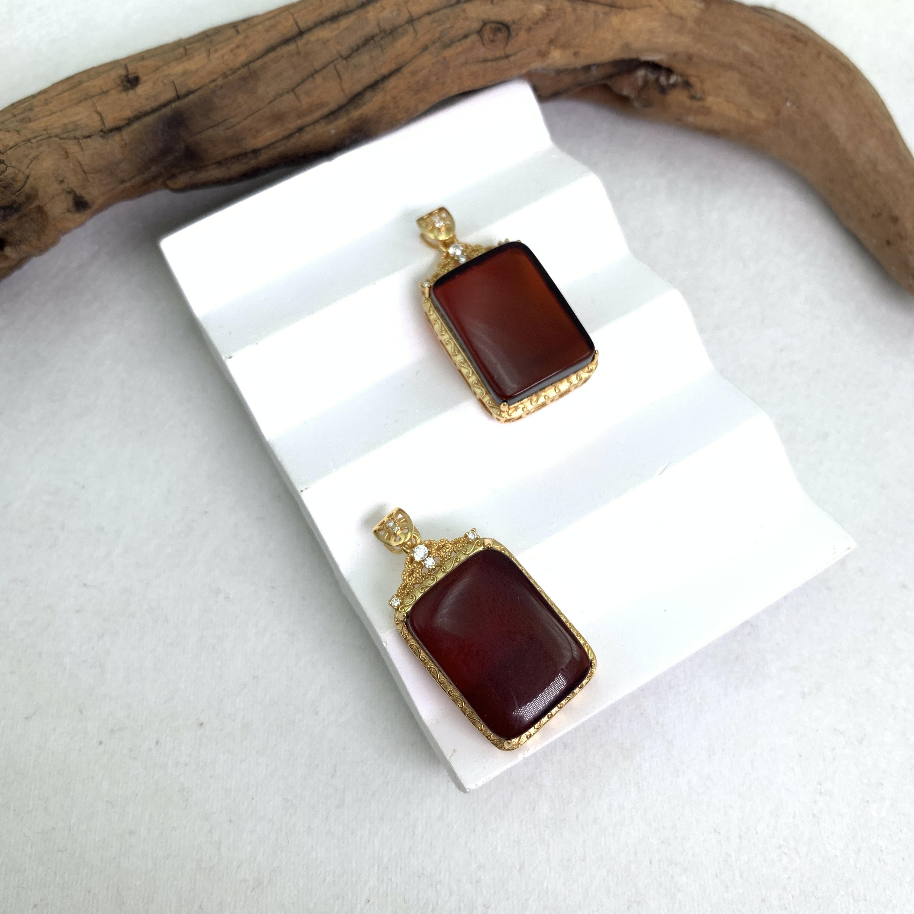 血珀无事牌吊坠-多样性发一-250412009【尺寸约15*20mm】