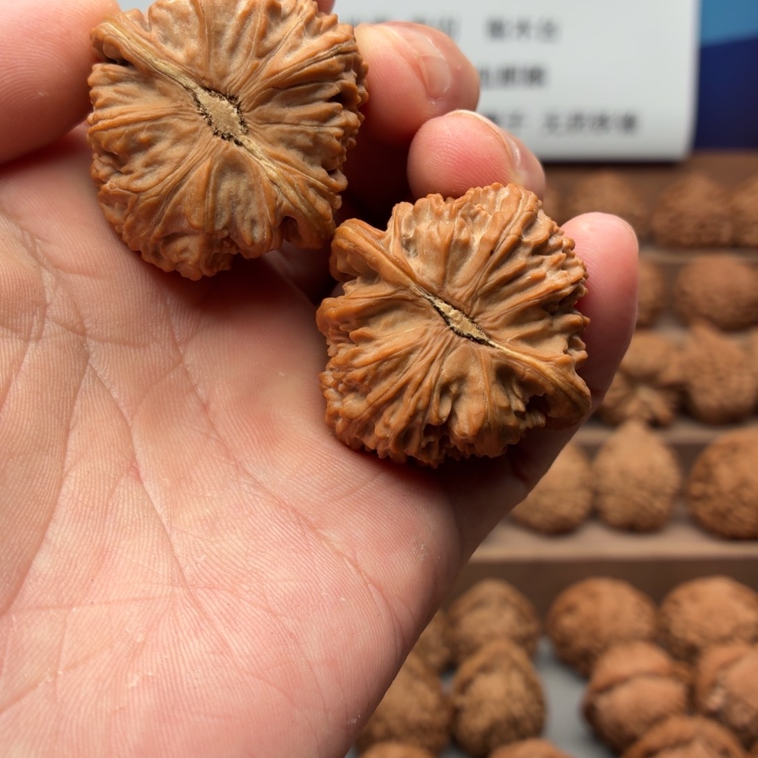 迪***曼文玩核桃吊坠三角白