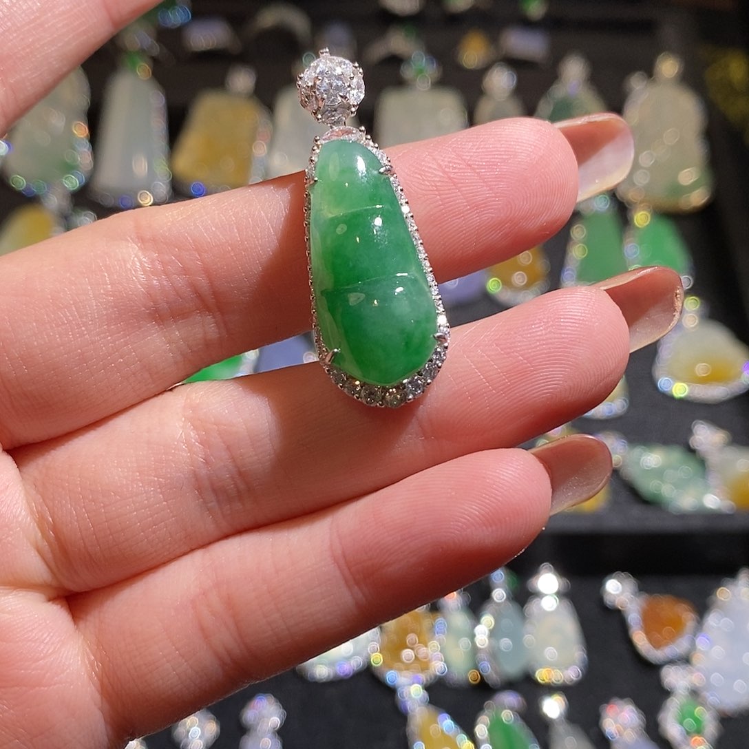 颈饰银S925镶嵌翡翠屁***?天然翡翠