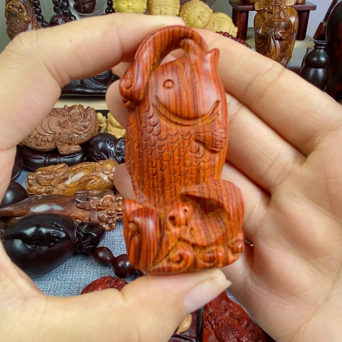 木微凹黄檀鱼手把件