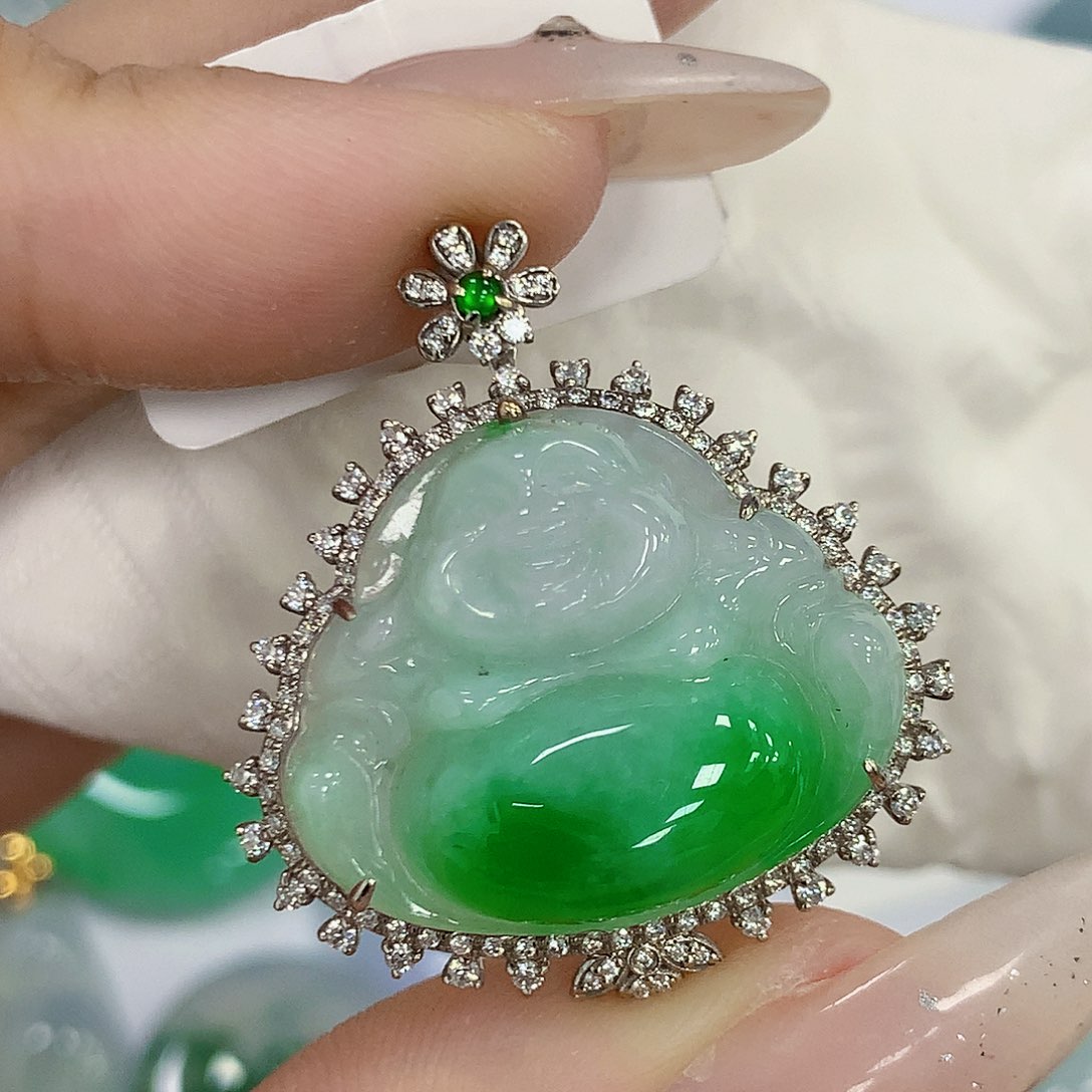 颈饰18K金镶嵌翡翠