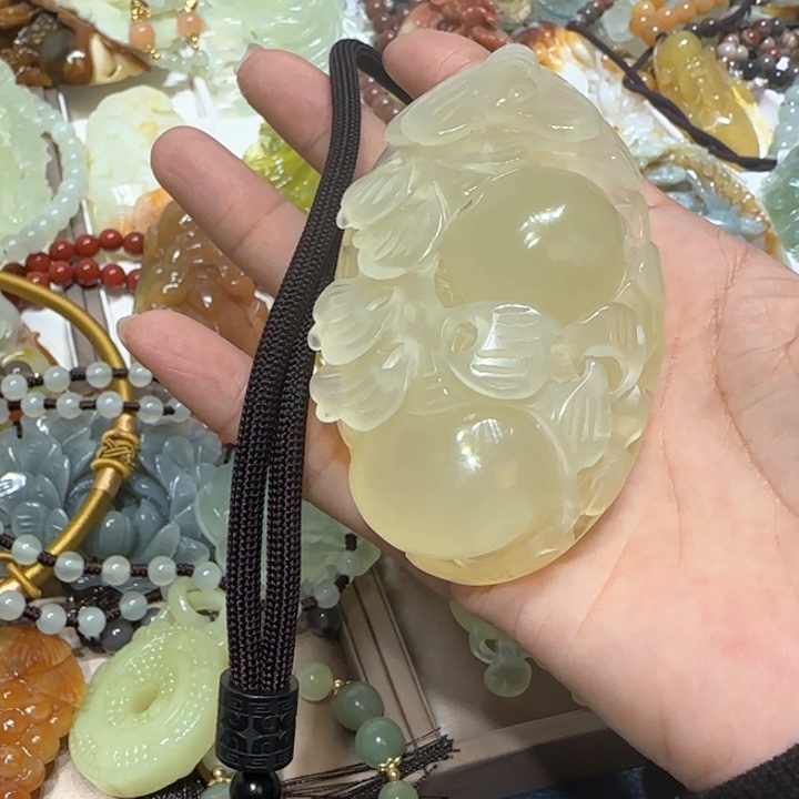 蛇纹石玉吊坠未镶嵌