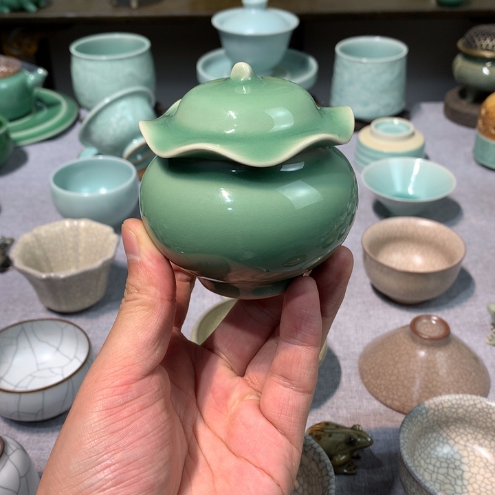 龙泉青瓷梅子青荷叶罐
