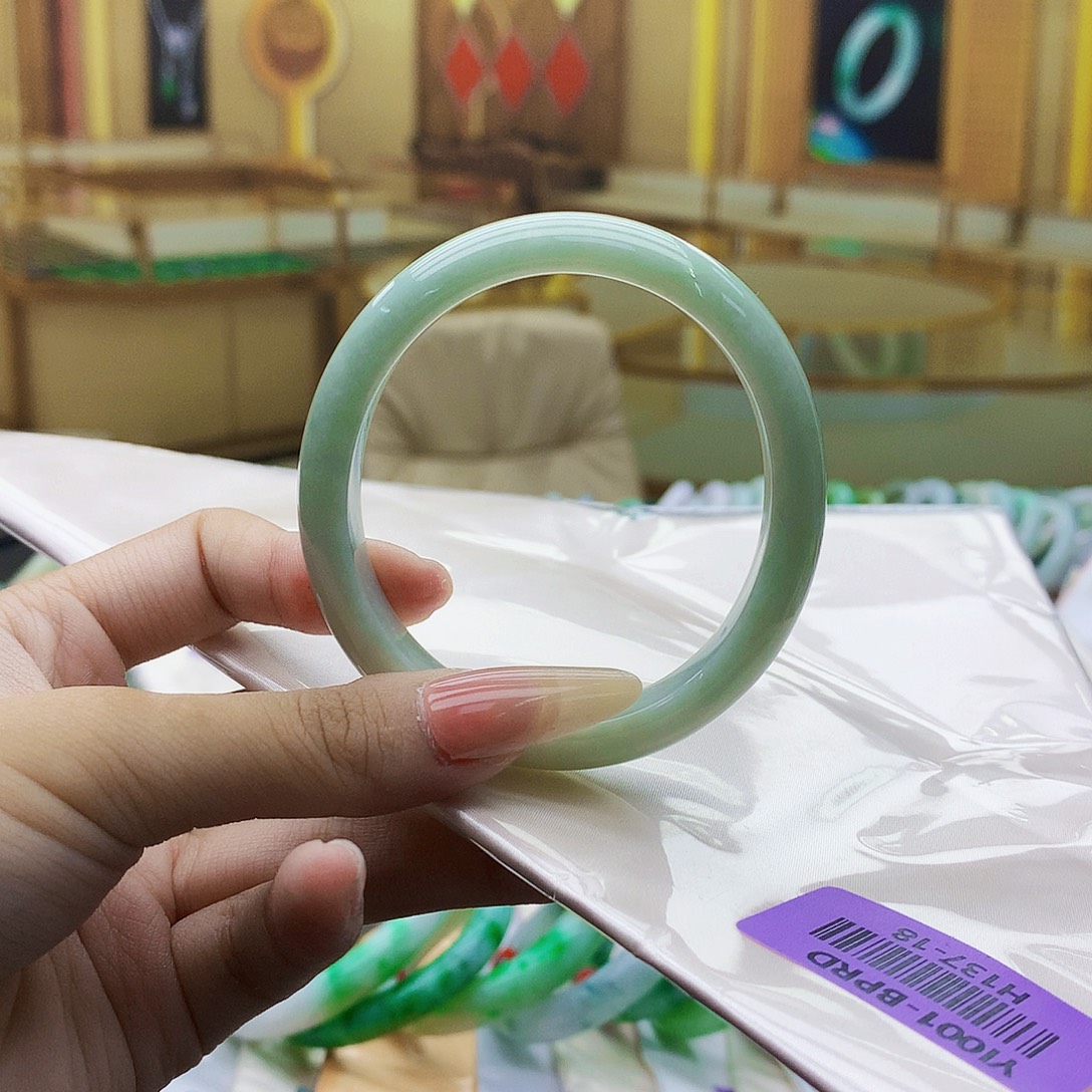 翡翠未镶嵌手镯vbb