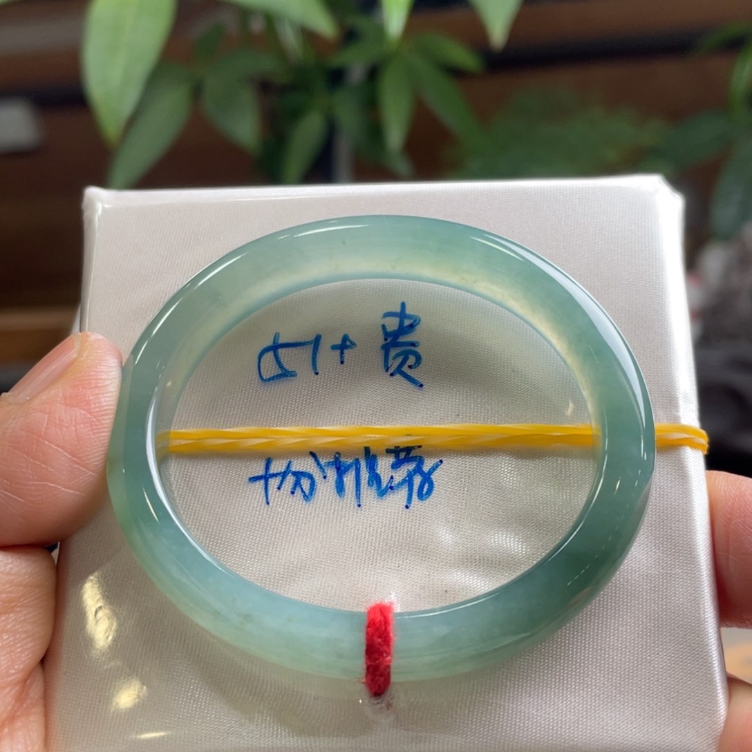 翡翠手镯未镶嵌翡翠