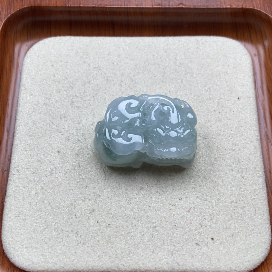翡翠未镶嵌颈饰霸王貔貅