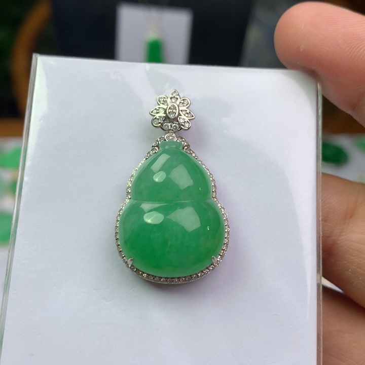 颈饰18K金镶嵌翡翠