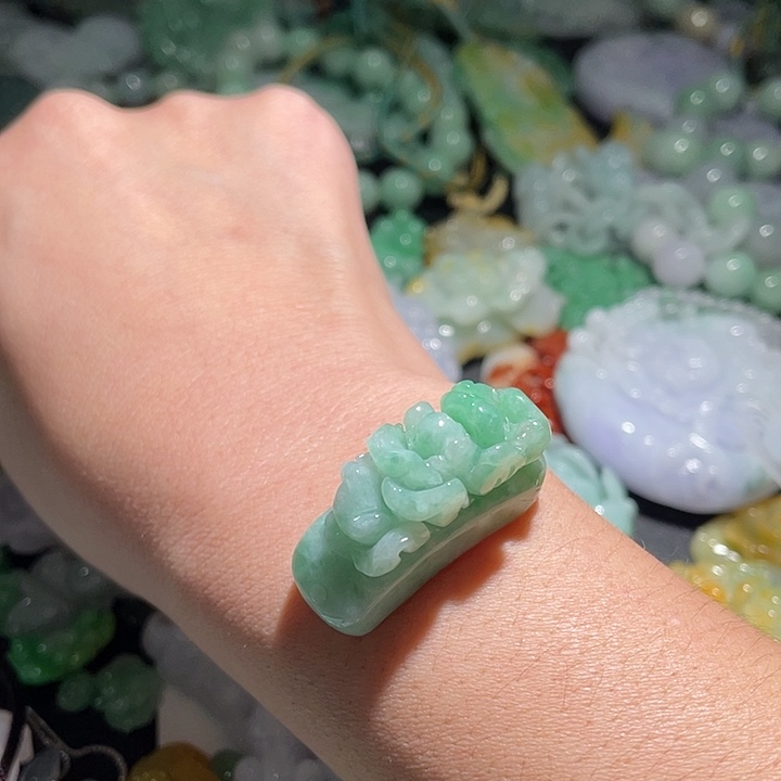 颈饰未镶嵌翡翠天