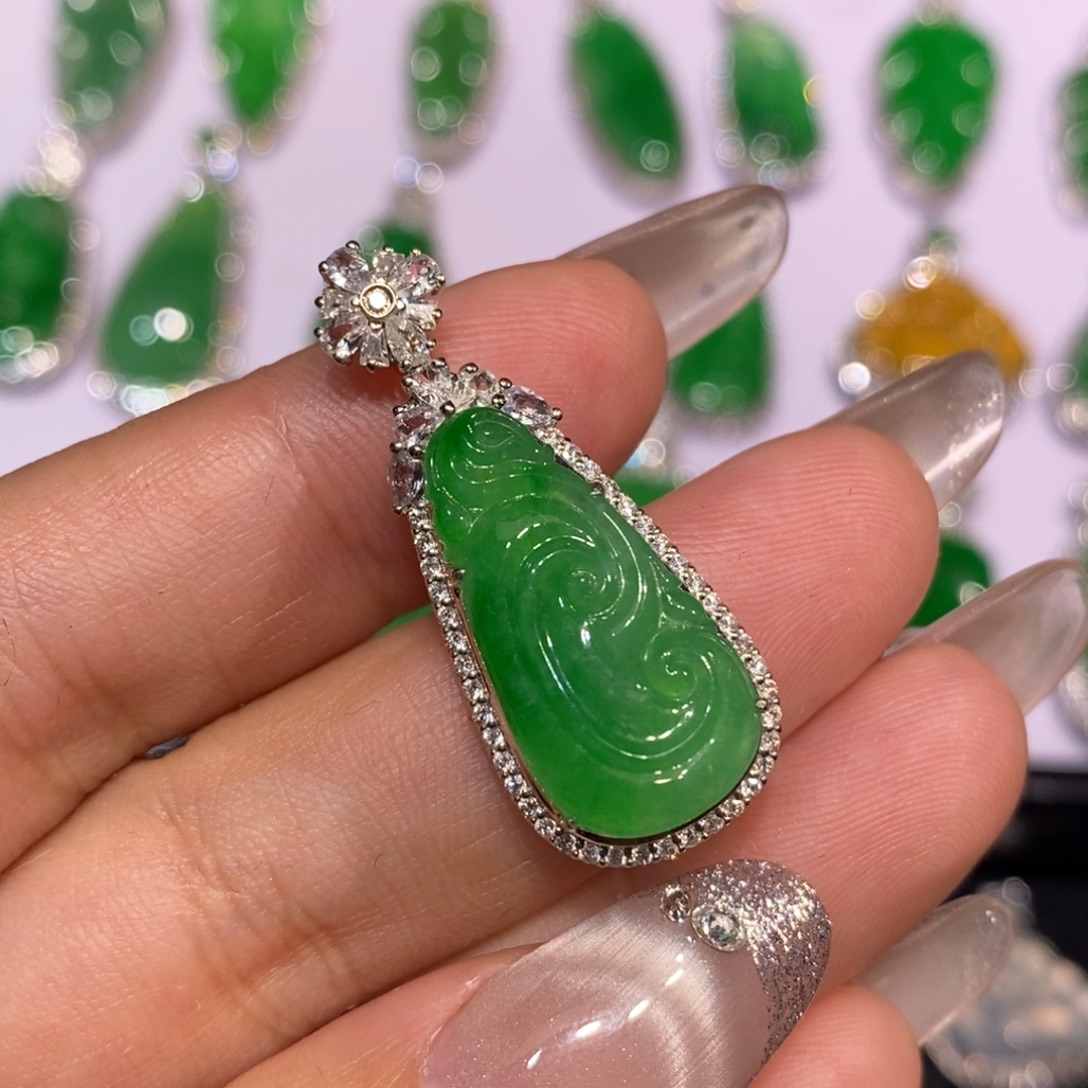 翡翠18K金镶嵌颈饰吊坠