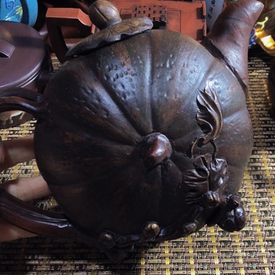 紫砂茶壶原矿泥料手工制作的紫砂壶。