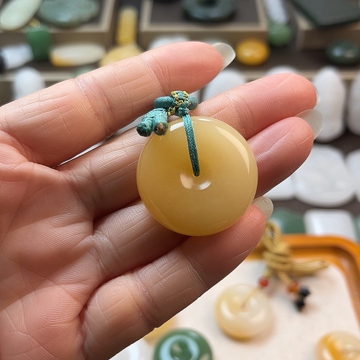 石英质玉（金丝玉）未镶嵌颈饰