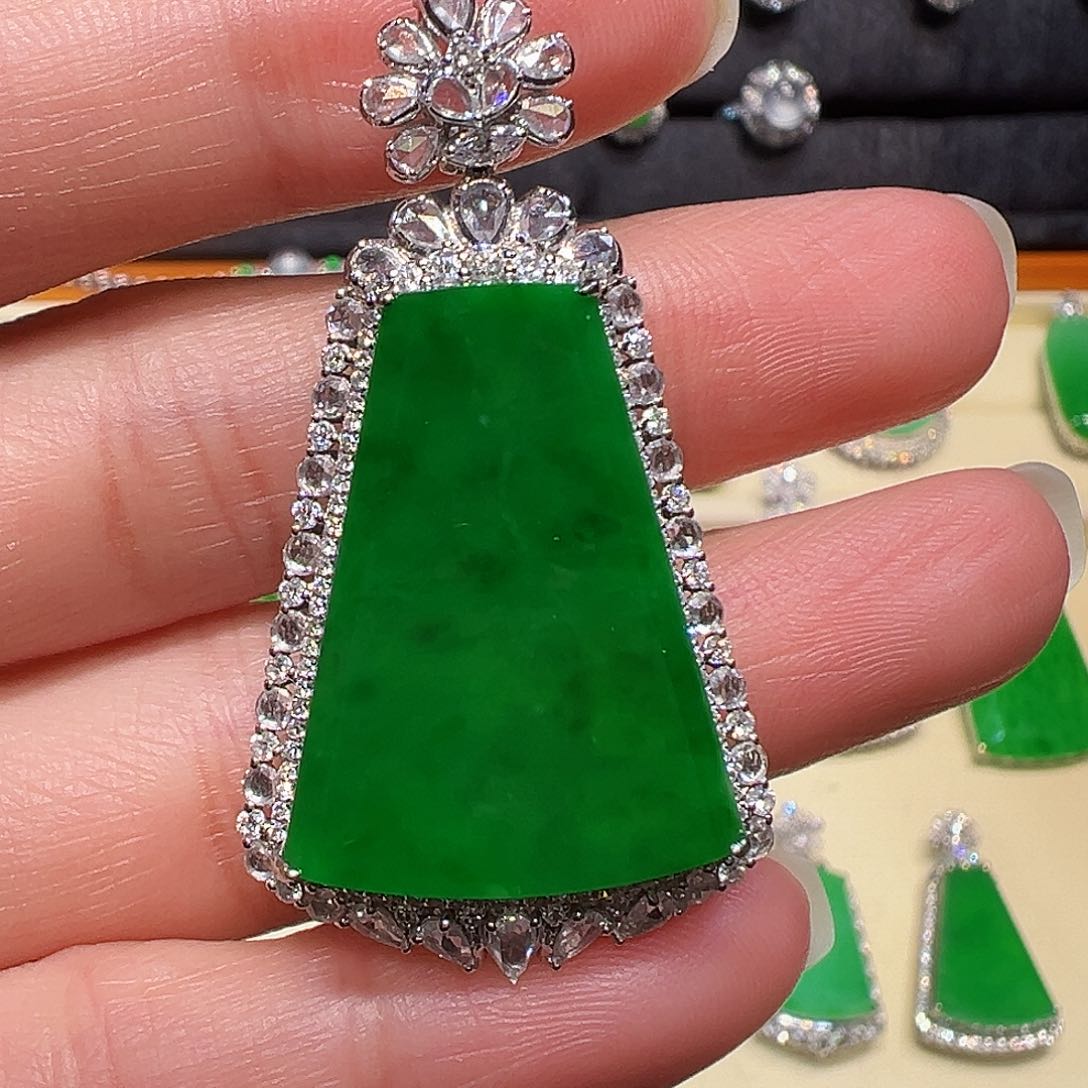 翡翠颈饰18K金镶嵌吊坠