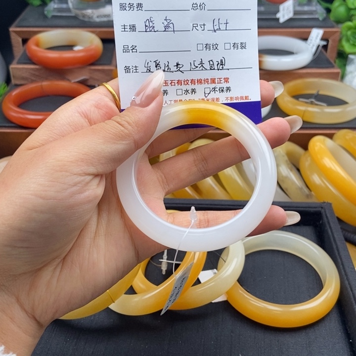 李***3石英质玉（黄龙玉）未镶嵌手镯57581