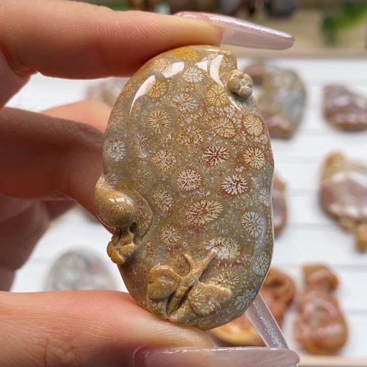 硅化玉吊坠(不含链)未镶嵌蝴蝶雕刻。7号链接