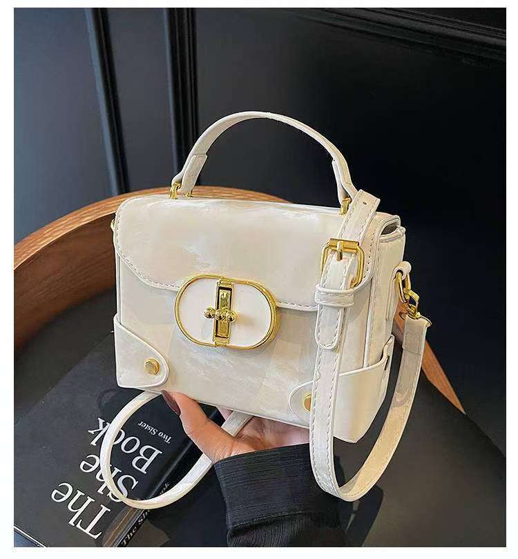 春款国风绒料黑色斜跨包时尚复古轻奢女士