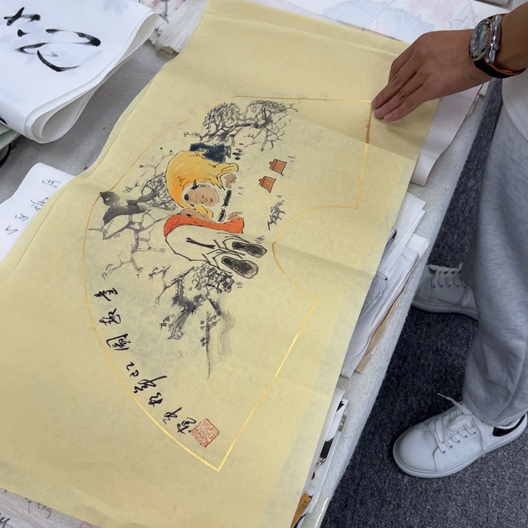 国画卖字画的小男孩
