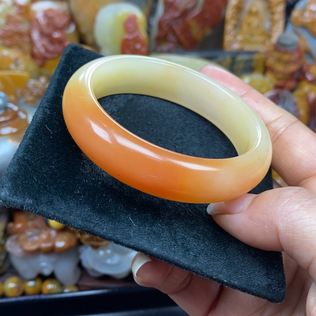 未镶嵌石英质玉（黄龙玉）颈饰