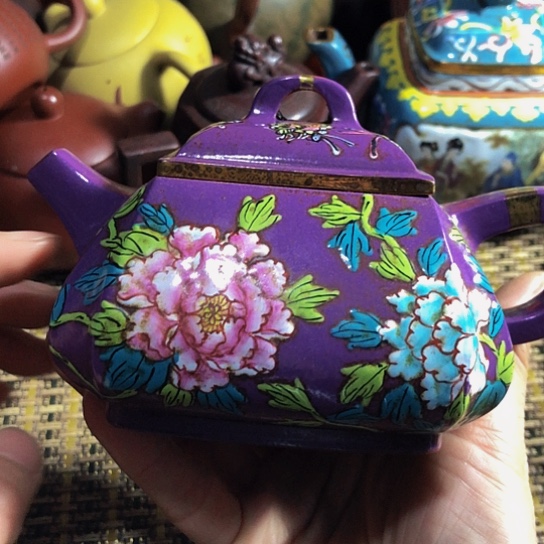 紫砂茶壶原矿泥料手工制作的紫砂壶。