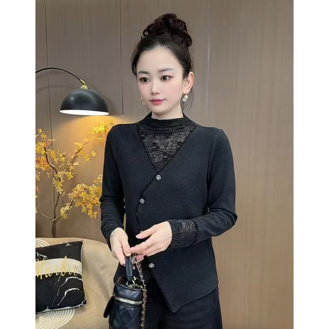 【8870】新品慕斯双面绒拼接植绒蕾丝钉珠显瘦上衣