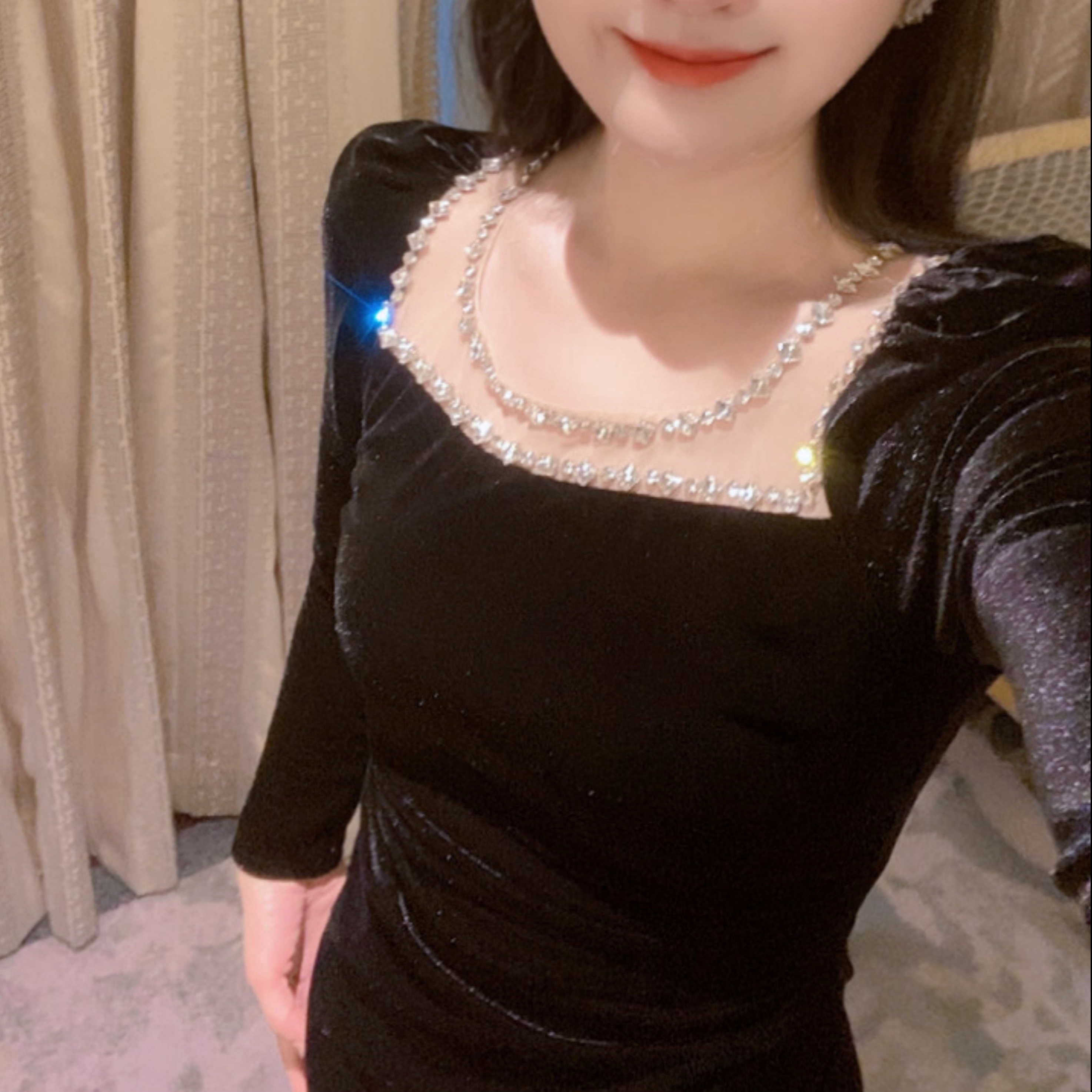 魅鹊 52355 轻奢重工钉钻黑金丝绒气质长袖收腰显瘦连衣裙