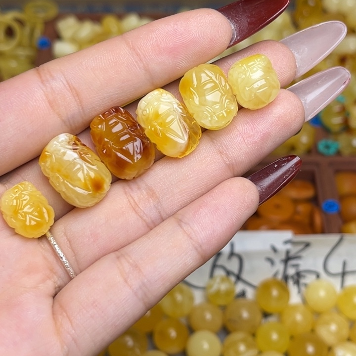 蜜蜡未镶嵌珠宝奇石鸡油黄满蜡妖花貔貅一个