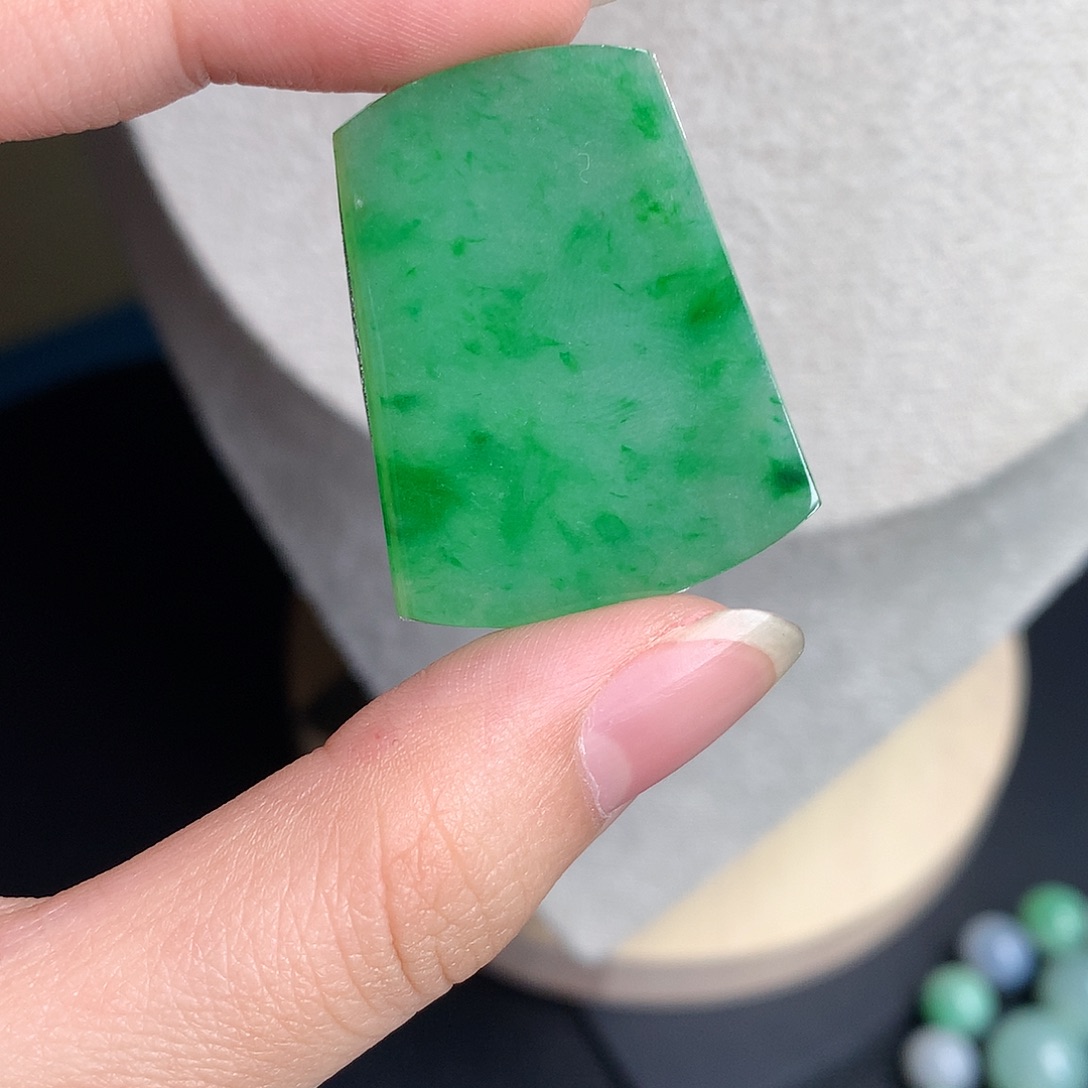 翡翠裸石缅甸天然A货翡翠阳绿无事牌