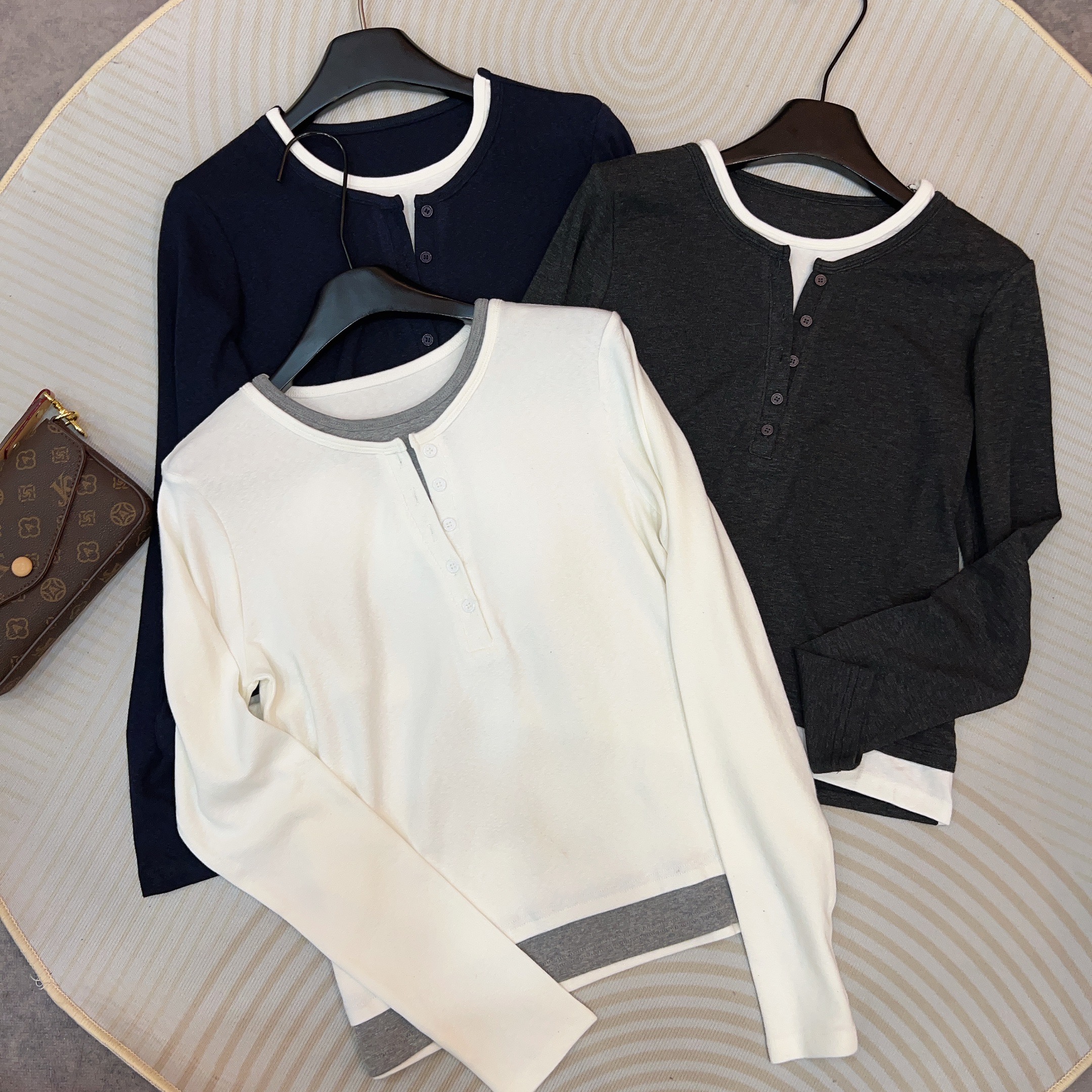 【V领假两件】秋季新款设计感小众撞色长袖T恤显瘦修身打底衫上衣女