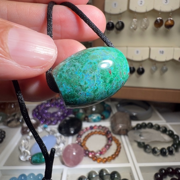 孔雀石未镶嵌颈饰天然硅孔雀石