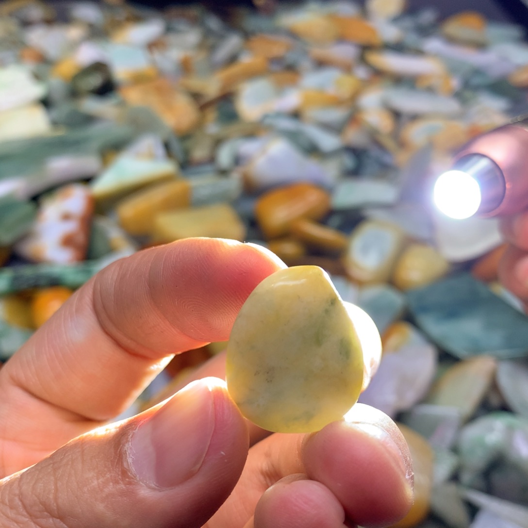 翡翠颈饰未镶嵌天然翡翠