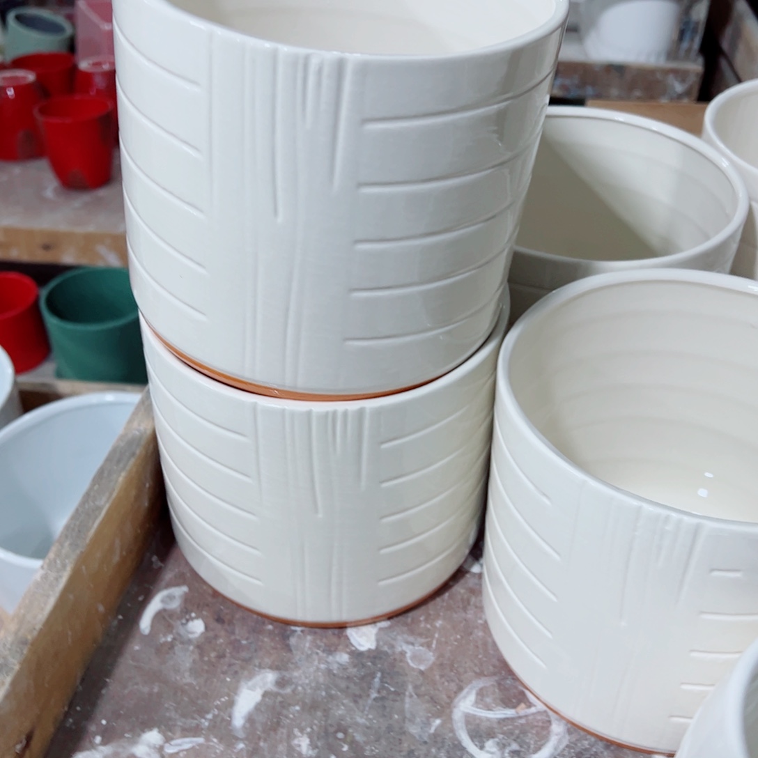 有孔，陶瓷花盆满10米包邮发货。微瑕介意慎拍