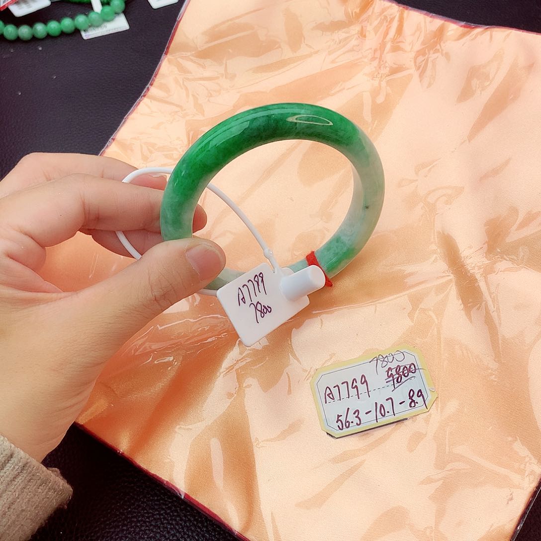 翡翠手镯未镶嵌翡翠
