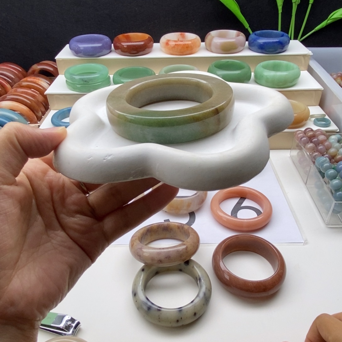 石英岩玉未镶嵌手镯